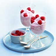 Английский крем с шоколадом, ликером «Франжелико» и свежей малиной