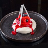 «Анна Павлова» со свежими ягодами