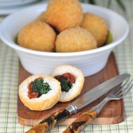 Аранчини с вялеными томатами и шпинатом