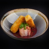 Арбуз в беконе с хрустящим сулугуни и красным соусом