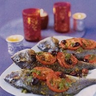 Ароматная дорада с соусом и травами