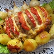 Ароматная праздничная свинина, фаршированная сыром и помидорами