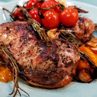 Ароматная утиная грудка с розмарином и помидорами