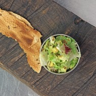 Авокадо с листьями салата