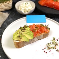 Авокадо-тост со слабосоленой форелью