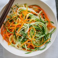 Азиатский салат из огурца и моркови с кинзой