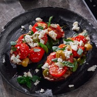 Баклажан на гриле с томатами и греческим сыром