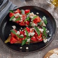 Баклажан вок с томатами и греческим сыром