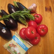 Баклажаны, запеченные с помидором и моцареллой