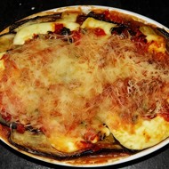 Баклажаны запеченные в томатном соусе под сыром