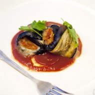 Баклажановые рулетики с моцареллой и томатным соусом