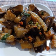 Тушеные баклажаны с перцем и шпинатом