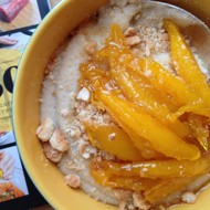 Банановая манная каша с ломтиками манго в сиропе