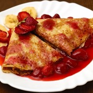 Банановые блинчики с клубничным соусом