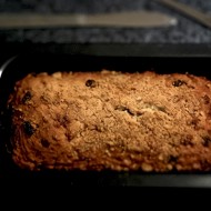 Банановый кекс с изюмом и миндалем