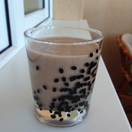 Банановый молочный коктейль с шоколадом и медом