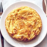 Банановый омлет с хлебом и сыром