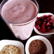 Бананово-клюквенный смузи с овсяными хлопьями и семенами льна