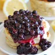 Бананово-овсяные блинчики с черничным сиропом
