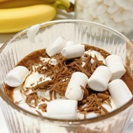 Банановое какао с маршмеллоу, взбитыми сливками и шоколадом