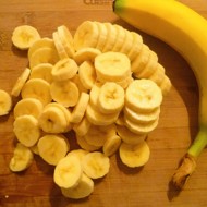 Банановый десерт с зефиром в шоколаде