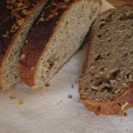 Банановый хлеб с орехами и цельнозерновой мукой