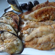 Барабулька  хрустящая на подушке из хумуса