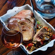 Баранье жиго с теплым салатом из баклажанов и нута