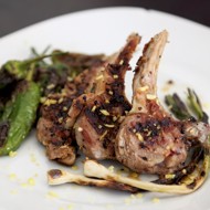 Бараньи котлетки с зеленым чесноком на гриле