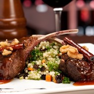 Бараньи отбивные с кускусом карри, йогуртом и цукини