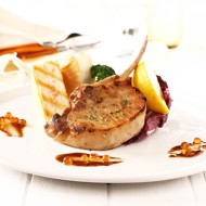 Баранина и радиккьо на гриле с соусом из каперсов и лимона