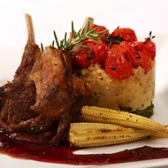 Баранина с быстрым вишневым соусом с базиликом