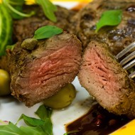 Баранина в корочке из специй и зеленого перца