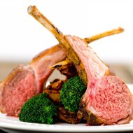 Баранина в корочке из трав и сыра