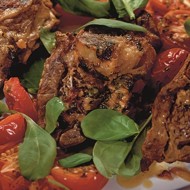 Баранина в йогуртовом маринаде с запеченными помидорами