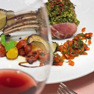 Баранья корейка в панировке из орехов, пряных трав и розового перца