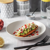 Батат с авокадо, фетой, грецким орехом и гранатом