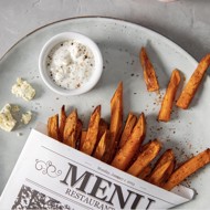 Батат с копченой паприкой и соусом блю-чиз