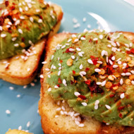 Базиликовые кето-тосты с авокадо