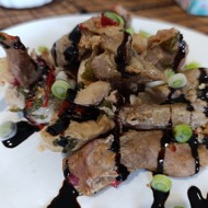 Бедро индейки на сковороде с болгарским перцем и луком в соевом соусе