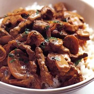 Бефстроганов с грибами, корнишонами и рисом
