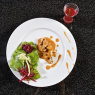 Бефстроганов со свекольно-земляничным гарниром