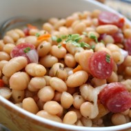 Белая фасоль с колбасой и беконом
