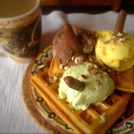 Бельгийские вафли с мороженным и взбитыми сливками