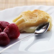 Белый фондан с клубникой