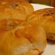 Беляши с салатом из бакинских помидоров, сладкого лука и наршараба