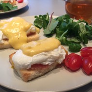 Бенедиктинские яйца с копченым лососем