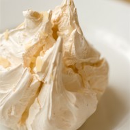 Безе с сахарной пудрой