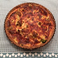 Безглютеновый киш с лососем и брокколи