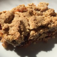 Безглютеновый крамбл из яблок с ежевикой и ревенем